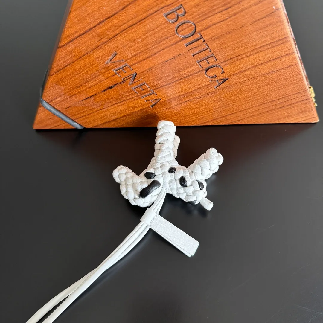 Batch 540 BOTTEGA VENETA2025 new puppy-shaped pendant braided puppy is now online😎The leather braided puppy-shaped pendant can be hung on any handbag, and it is as cute, delicate and colorful as it matches with a bag. Cute and cute, it will touch your heart at any time. It can be hung on bags or keychains. Who can resist such a cute puppy? Style number: 807068